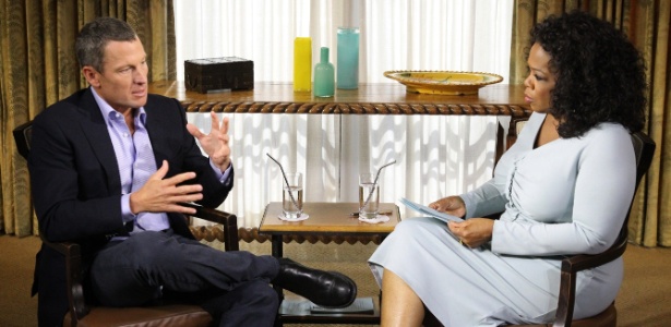 Lance Armstrong (e) concede entrevista à apresentadora norte-americana Oprah Winfrey - AFP PHOTO/HARPO STUDIOS/GEORGE BURNS
