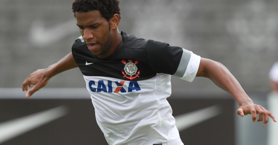 16/01/2013 - Gil, zagueiro contratado pelo Corinthians, faz treino antes de ser apresentado
