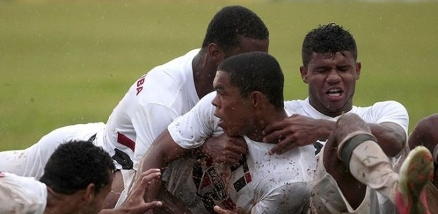 Jogadores do São Paulo se atiram no campo molhado para comemorar o gol - Miguel Schincariol/Site Oficial
