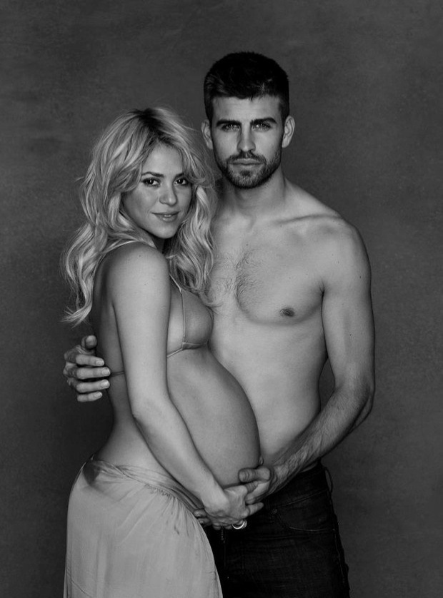 16.jan.2012 - A cantora Shakira divulgou nesta quarta-feira uma imagem em que mostra barrigão de oito meses de gravidez