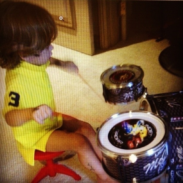 16.jan.2013 - Adriane Galisteu divulga foto do filho tocando bateria