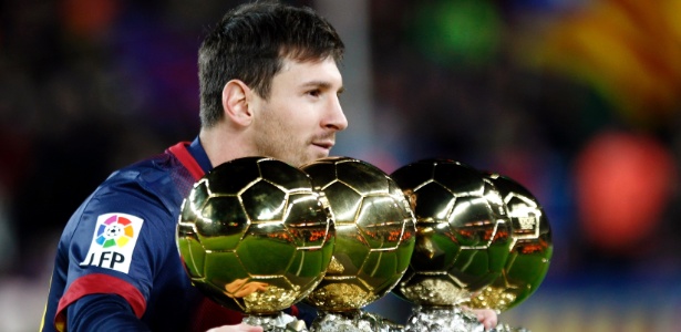 Messi posa para fotos com suas quatro Bolas de Ouro antes da partida pela Copa do Rei - REUTERS/Gustau Nacarino