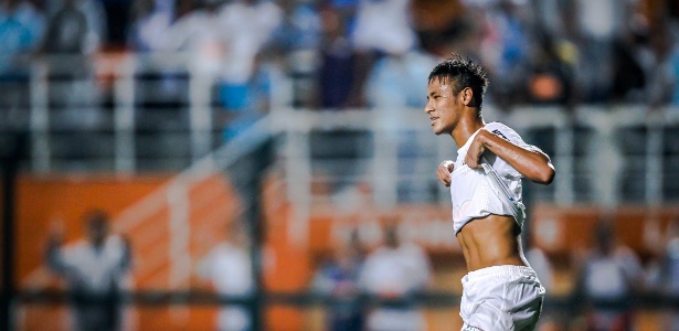 Neymar levanta a camisa do Santos, que segue sem o patrocinador master no peito - Leandro Moraes/UOL