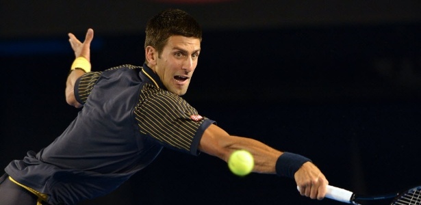 Novak Djokovic se esforça para alcançar bola na vitória tranquila sobre Ryan Harrison - AFP PHOTO/PAUL CROCK