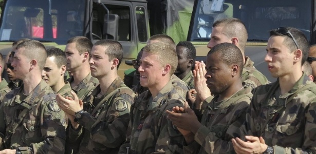 16.jan.2013 - Soldados do Exército francês aplaudem o pronunciamento do presidente do Mali, Dioncounda Traoré, em Bamaco (Mali). Leon Panetta, o secretário de Defesa dos Estados Unidos, afirmou que as operações militares no Mali não são uma guerra francesa