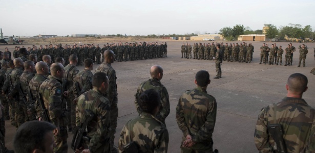 16.jan.2013 - Soldados franceses se preparam em aeroporto de Bamaco, como parte da operação militar no Mali. O Ministro da Defesa da França, Jean-Yves Le Drian, disse na terça-feira (15) que 1700 oficiais franceses e soldados foram mobilizados para as operações