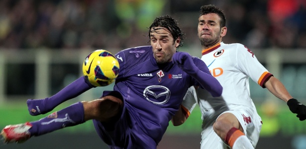 Leandro Castán marca o atacante Luca Toni, da Fiorentina, durante a vitória da Roma  - Gabriele Maltinti/Getty Images
