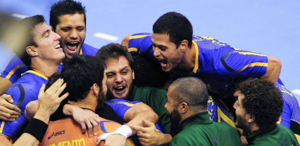 Brasileiros comemoram vitória sobre a Tunísia por 27 a 22 no Mundial Masculino de Handebol - JOSEP LAGO/AFP