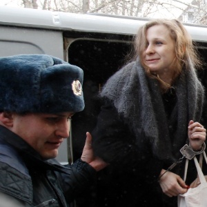 Maria Alyokhina em foto de janeiro, antes de audiência sobre redução de sentença