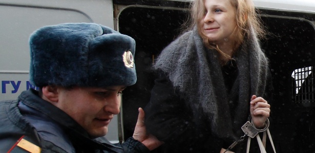 Maria Alyokhina, integrante do grupo Pussy Riot, é escoltada em sua chegada ao tribunal de Berezniki
