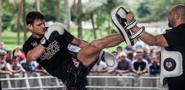 Michael Bisping faz aquecimento em treino aberto no Anhangabaú para o UFC SP - Leonardo Soares/UOL Esporte