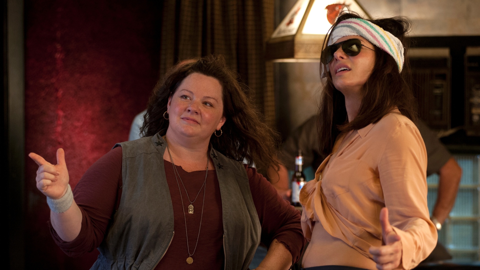 A agente especial do FBI Sarah Ashburn (Sandra Bullock), metódica e arrogante, é obrigada a trabalhar ao lado da policial Shannon Mullins (Melissa McCarthy), de Boston, desbocada e de pavio curto. - Divulgação/Fox Film