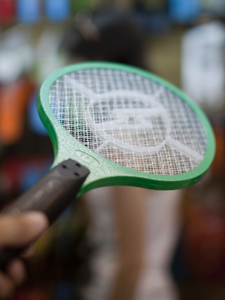 A raquete elétrica é um método moderno de combate a moscas e mosquitos que se popularizou nos últimos anos - Gabo Morales/Folhapress