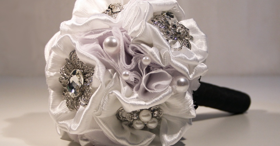 Imagem de buquê de noiva com broches da Bouquet Boutique
