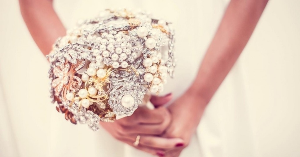 Imagem de buquê de noiva com broches da Buquê de Broches