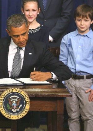Observado por crianças, Obama assina decretos sobre armas em Washington, nesta quarta (16) - Mark Wilson/Getty Images/AFP