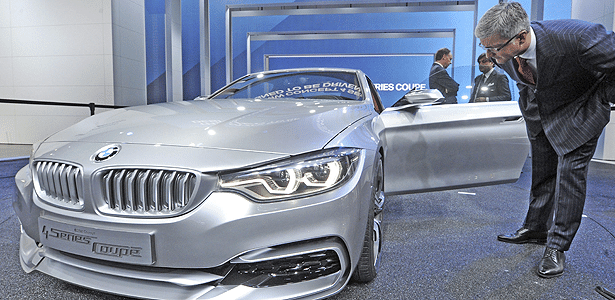 Rupert Stadler, da rival Audi, espia o baixinho BMW Série 4 Coupé em Detroit - Uli Deck/EFE