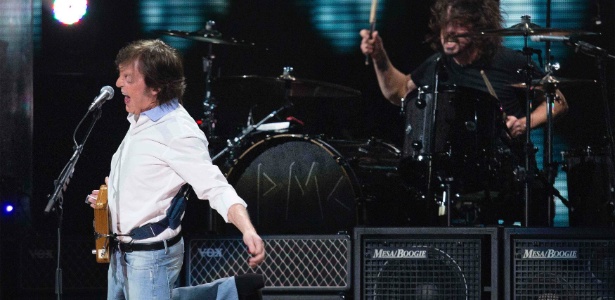 Paul McCartney e Dave Grohl tocaram a música em show beneficente em prol das vítimas do furacão Sandy, em Nova York - REUTERS/Lucas Jackson