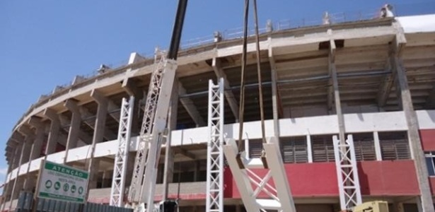 Guindastes colocam pilares para a nova cobertura do estádio Beira-Rio, em Porto Alegre (13.jan.2013)