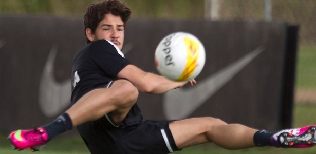 Pato tenta um voleio em um treino do Corinthians; atacante foi elogiado por Paulinho - Daniel Augusto Jr./Ag. Corinthians