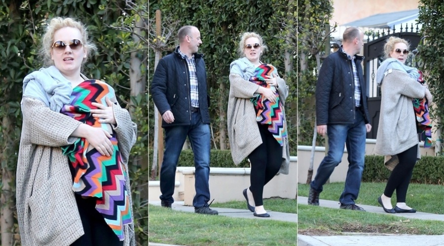 16.jan.2013 - Adele passeou pelo bairro de Beverly Hills, Califórnia, EUA, com seu filho. O nome do bebê ainda não foi revelado