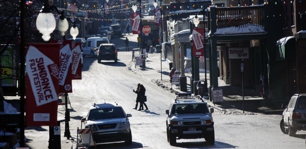 Pedestres cruzam a Main Street de Park City, Utah, durante os preparativos para o Festival de Sundance 2013 - Lucas Jackson/Reuters