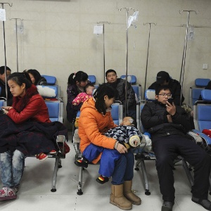 17.jan.2013 - Crianças e adultos tomam soro ao serem diagnosticados com doenças respiratórias em um hospital na província de Anhui, na China A qualidade do ar em Pequim foi a "pior já registrada" e o centrosde monitoramento da poluição da cidade adverte aos moradores que permaneçam em casa, pois a poluição está de 30 a 45 vezes acima dos níveis recomendados de segurança - Reuters