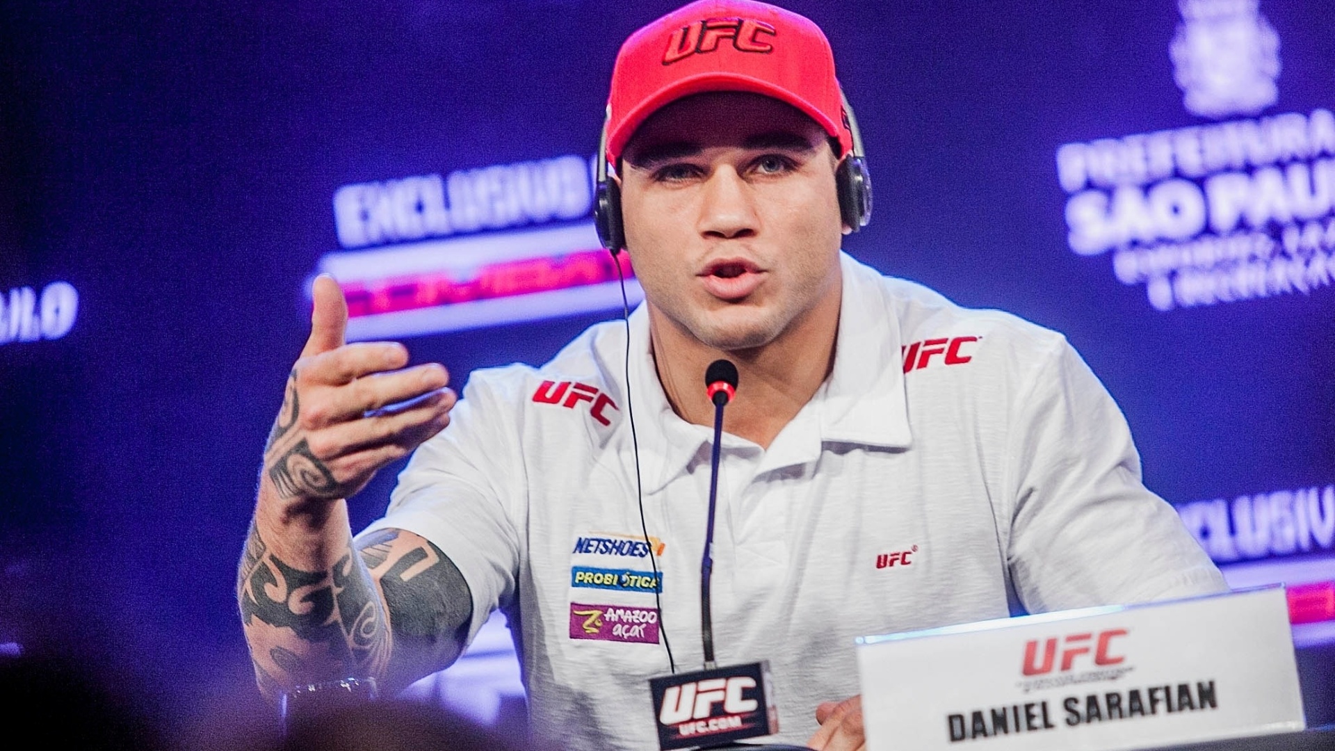 17.jan.2013 - Daniel Sarafian, com boné do UFC, dá entrevista coletiva em São Paulo para o UFC SP, no próximo sábado - Leonardo Soares/UOL
