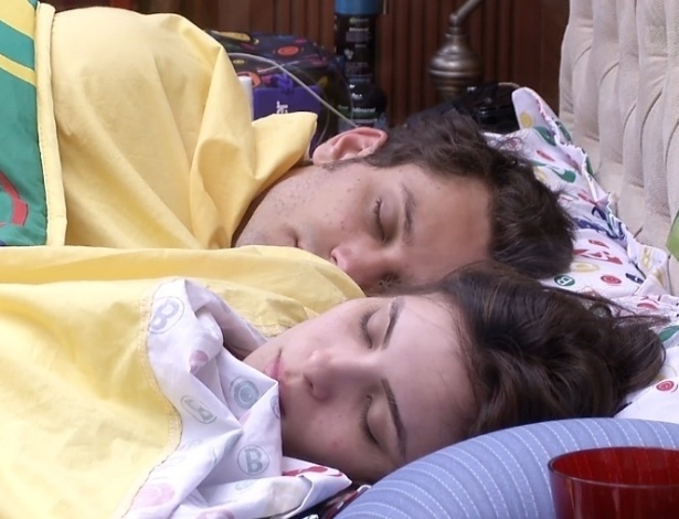 17.jan.2013 - Em manhã sonolenta, Elieser e Kamilla dormem juntos na cama de casal do quarto biblioteca