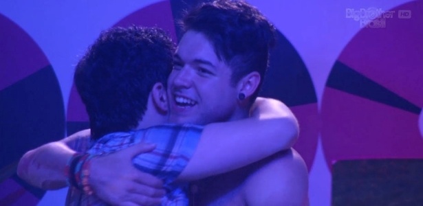 17.jan.2013 - Ivan abraça Nasser durante a festa Retrô