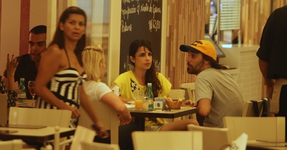 17.jan.2013 - Maria Ribeiro conversa com amigos do Shopping da Gávea, no Rio de Janeiro