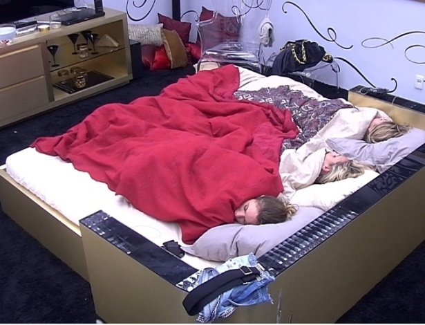 17.jan.2013 - No quarto da líder, Fani, Natalia e Anamara dormem juntas depois da Festa Retrô