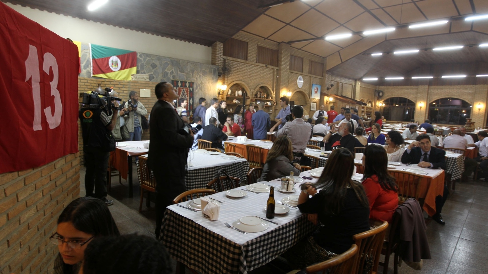 17.jan.2013 - PT realiza jantar em Brasília para pagar multas de condenados no mensalão - Roberto Jayme/UOL