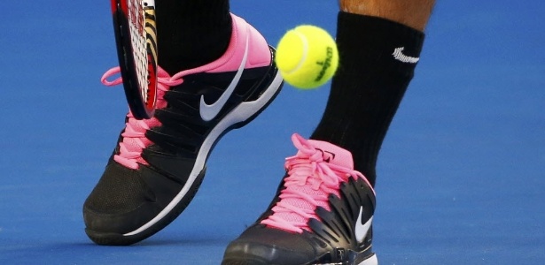 Federer inova e lança moda com cadarços cor de rosa na partida contra Davydenko - REUTERS/David Gray