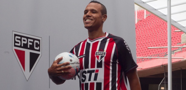 Luis Fabiano desfila com novo uniforme do São Paulo em nova parceria com a Penalty - Fernando Donasci/UOL Esporte