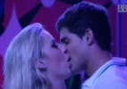 Em clima de romance, André e Fernanda trocam beijos na festa Retrô - Reprodução / Globo
