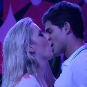 Fernanda e André trocam beijos durante a festa Retrô