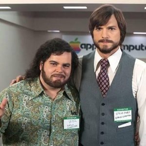 Ashton Kutcher, caracterizado como Steve Jobs e Josh Gad como Steve Wozniak - Divulgação