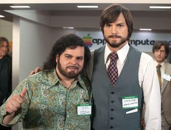 Ashton Kutcher caracterizado como Steve Jobs ao lado de Josh Gad, que interpreta Steve Wozniak na cinebiografia "Jobs" - Divulgação
