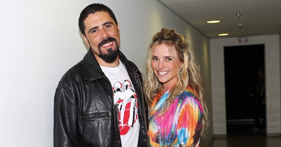17.jan.2013 - Nathália Rodrigues com o namorado Tchelo na estreia de sua peça "Divórcio!" no Teatro Raul Cortez, em São Paulo