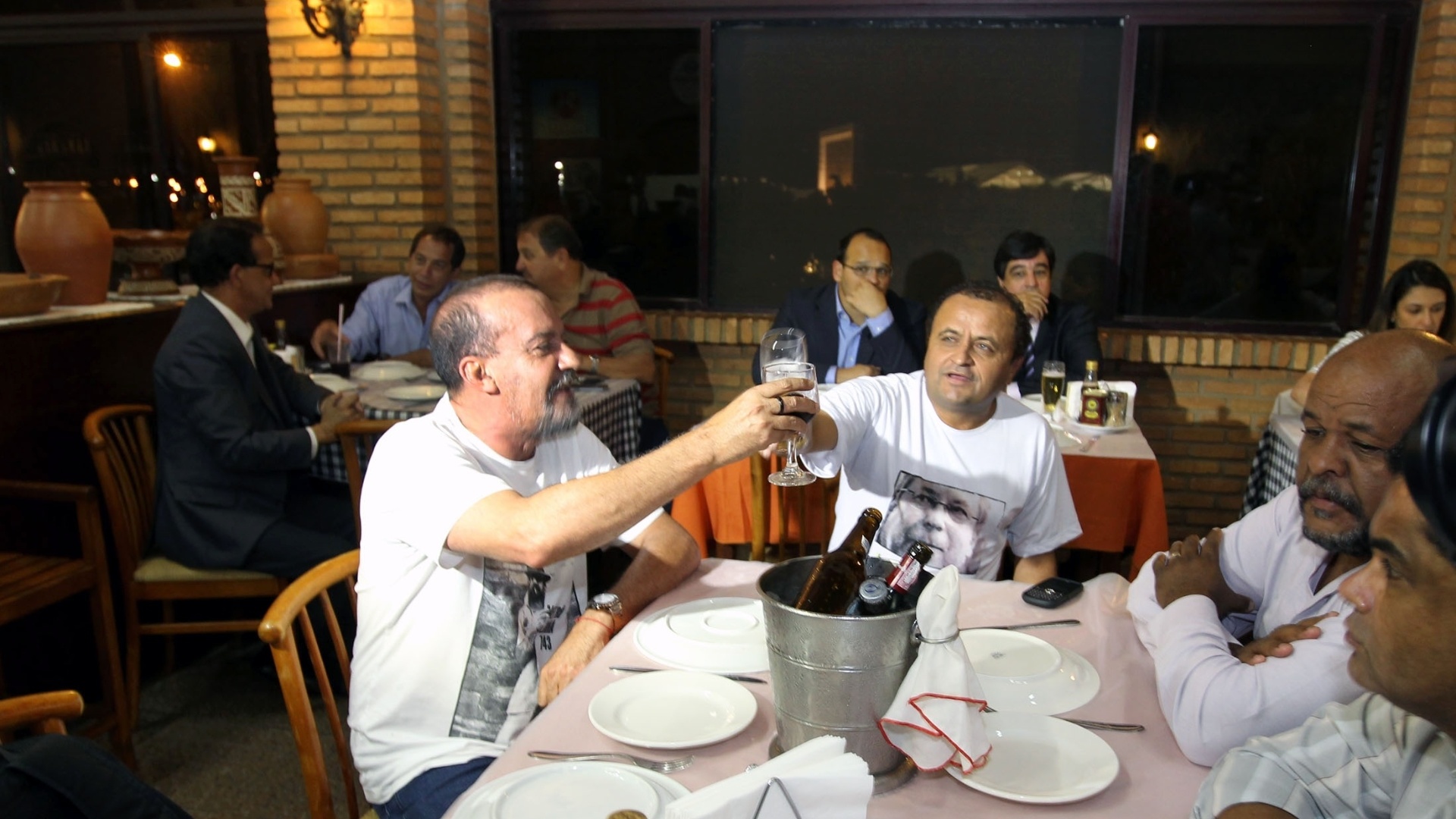 17.jan.2013 - PT realiza jantar em Brasília para pagar multas de condenados no mensalão - Roberto Jayme/UOL