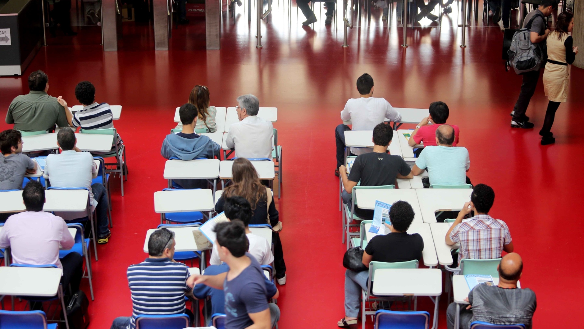 18.jan.2013 - A matricula dos aprovados em primeira chamada no Sisu (Sistema de Seleção Unificada) 2013 acontece entre hoje (18) e a próxima terça-feira (22). O cadastro será realizado na instituição para qual o candidato foi aprovado. Na foto, calouros fazem matrícula no campus de Santo André da UFABC (Universidade Federal do ABC) - Aline Arruda/UOL