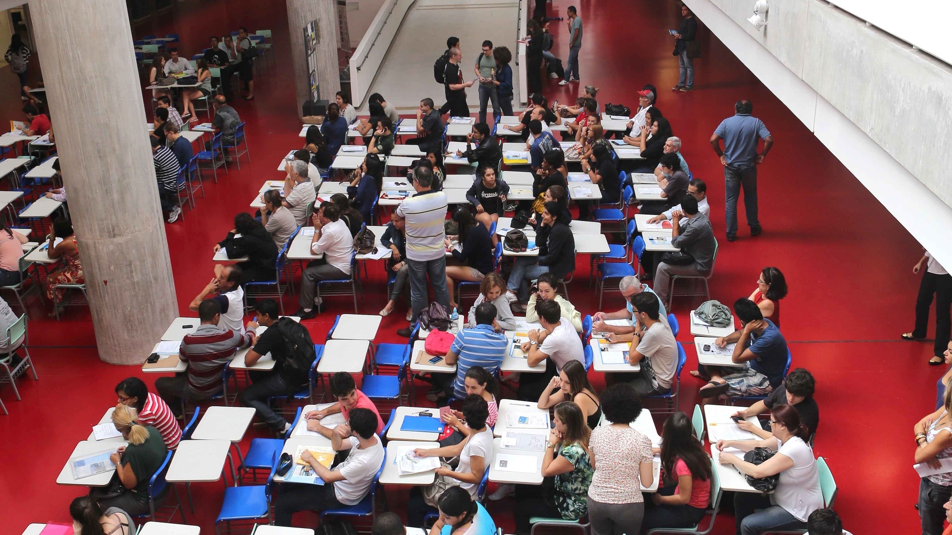 18.jan.2013 - A matricula dos aprovados em primeira chamada no Sisu (Sistema de Seleção Unificada) 2013 acontece entre hoje (18) e a próxima terça-feira (22). O cadastro será realizado na instituição para qual o candidato foi aprovado. Na foto, calouros fazem matrícula no campus de Santo André da UFABC (Universidade Federal do ABC) - Aline Arruda/UOL