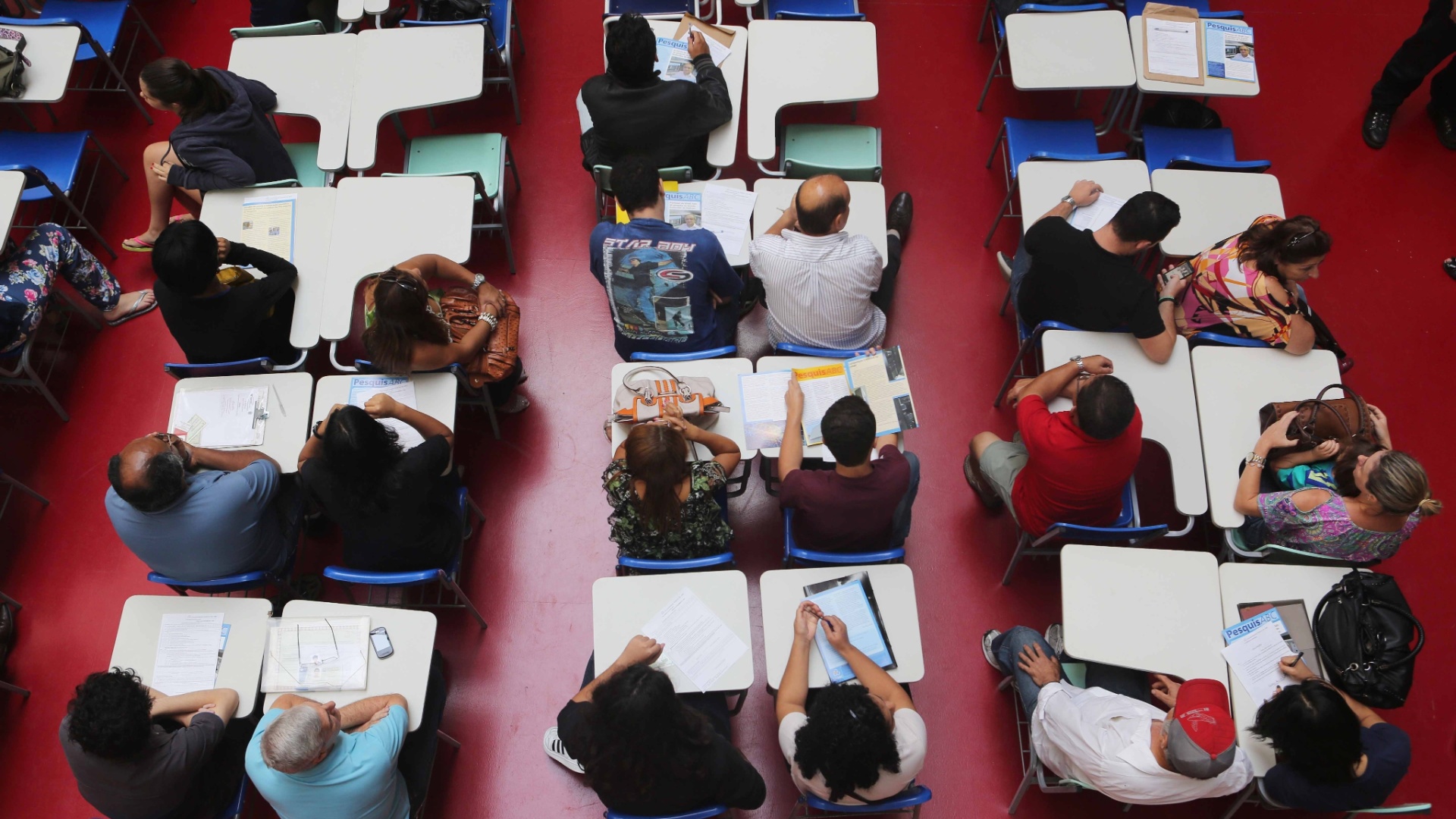 18.jan.2013 - A matricula dos aprovados em primeira chamada no Sisu (Sistema de Seleção Unificada) 2013 acontece entre hoje (18) e a próxima terça-feira (22). O cadastro será realizado na instituição para qual o candidato foi aprovado. Na foto, calouros fazem matrícula no campus de Santo André da UFABC (Universidade Federal do ABC) - Aline Arruda/UOL