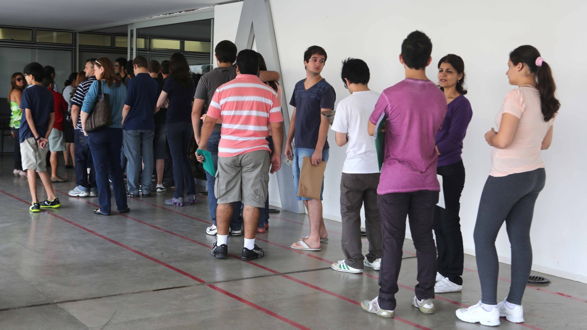 18.jan.2013 - A matricula dos aprovados em primeira chamada no Sisu (Sistema de Seleção Unificada) 2013 acontece entre hoje (18) e a próxima terça-feira (22). O cadastro será realizado na instituição para qual o candidato foi aprovado. Na foto, calouros fazem matrícula no campus de Santo André da UFABC (Universidade Federal do ABC) - Aline Arruda/UOL