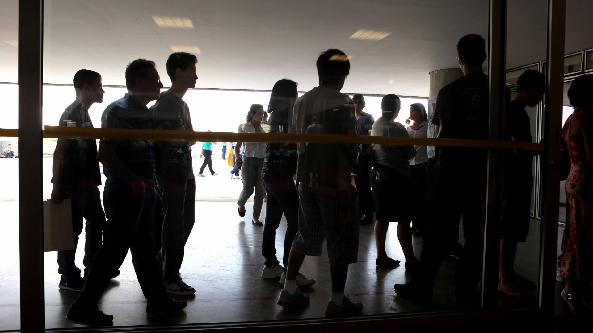 18.jan.2013 - A matricula dos aprovados em primeira chamada no Sisu (Sistema de Seleção Unificada) 2013 acontece entre hoje (18) e a próxima terça-feira (22). O cadastro será realizado na instituição para qual o candidato foi aprovado. Na foto, calouros fazem matrícula no campus de Santo André da UFABC (Universidade Federal do ABC) - Aline Arruda/UOL