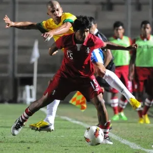18.jan.2013 - Brasileiro Doria disputa a bola com peruano Flores. Seleção brasileira foi eliminada do Sul-Americano sub-20 após perder por 2 a 0 - AP Photo/Marcos Garcia
