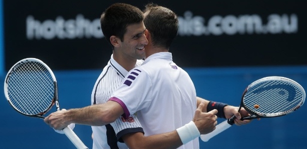 Mesmo "provocado", Djokovic abraçou Radek Stepanek após a partida entre ambos - AP Photo/Dita Alangkara
