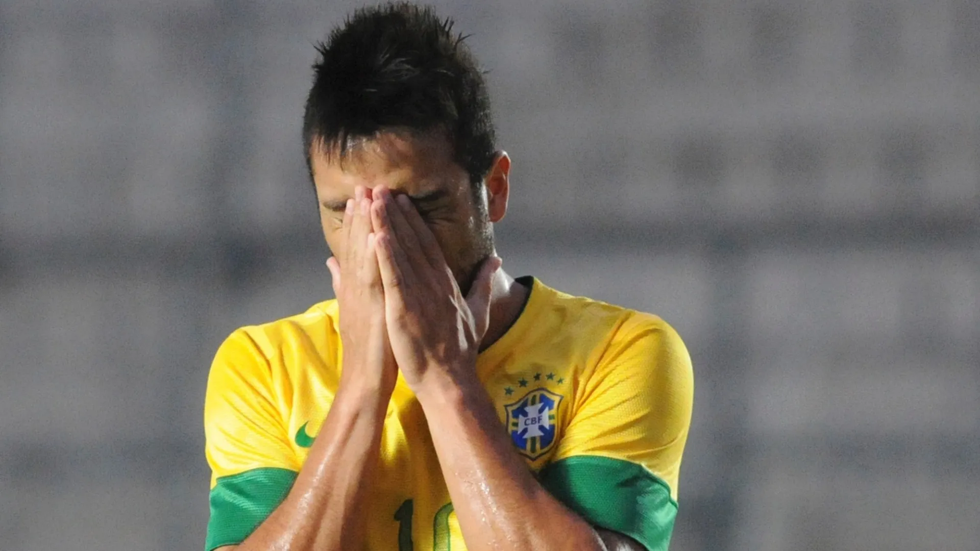 18.jan.2013 - Felipe Anderson, da seleção brasileira, lamenta lance do jogo contra o Peru pelo Sul-Americano sub-20 - Marcos Garcia/AP