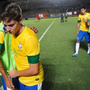 18.jan.2013 - Jogadores da seleção brasileira sub-20 deixam o campo desolados após derrota para o Peru por 2 a 0 que custou a eliminação no Sul-Americano - AP Photo/Marcos Garcia